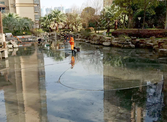建华景观池淤泥清理