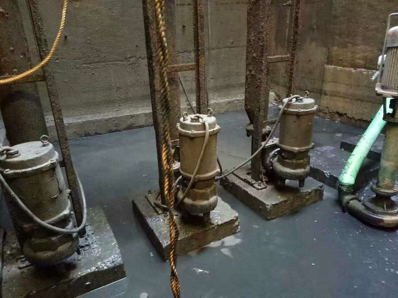 建华污水池清理