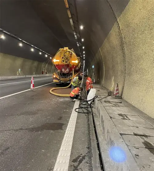 建华隧道排水渠清淤